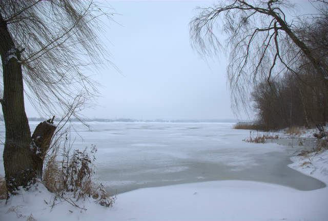 Mazury Sylwester nad jeziorem na Mazurach w zimie